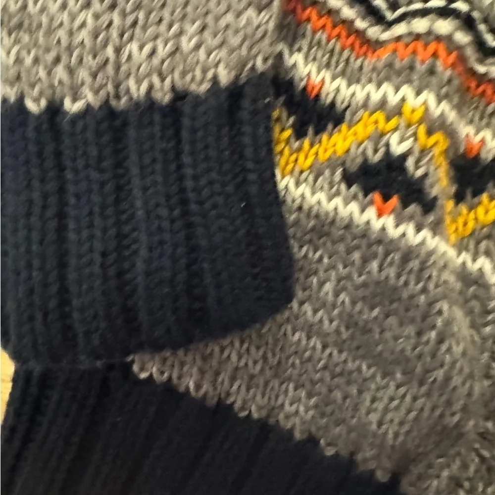 Old Navy. Size 3. Excellent Condition Gray Patterned Kids Sweater